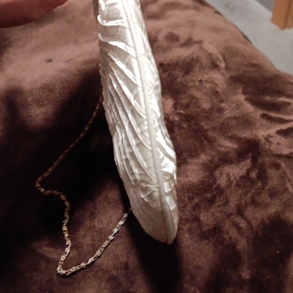 🎉Cream Evening Bag Textured Satin with Gold Metal Trim Enclosure and Gold Chain - Picture 5 of 9